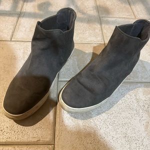 Steve Madden suede sneaker